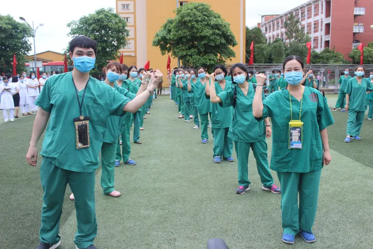 Quảng Ninh cử 200 nhân viên y tế hỗ trợ Bắc Giang phòng, chống dịch COVID-19 - Ảnh 1. Quảng Ninh cử 200 nhân viên y tế hỗ trợ Bắc Giang phòng, chống dịch COVID-19 - Ảnh 1.