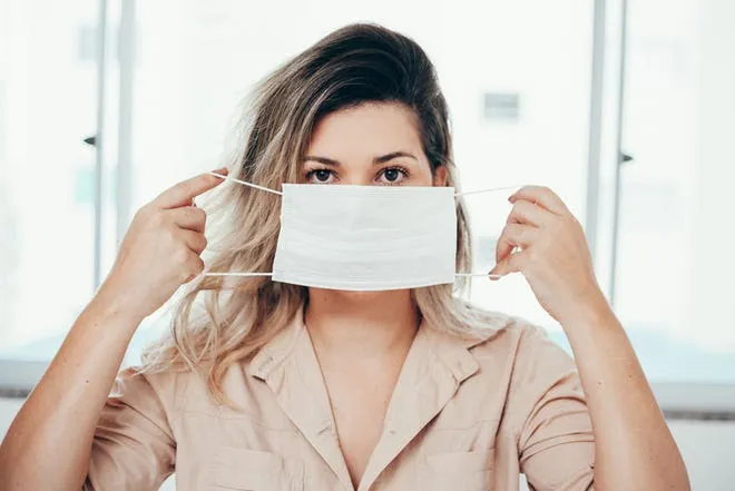 COVID-19: Tại sao nên đeo khẩu trang ngay cả khi ở nhà? - Ảnh 4. COVID-19: Tại sao nên đeo khẩu trang ngay cả khi ở nhà? - Ảnh 4.