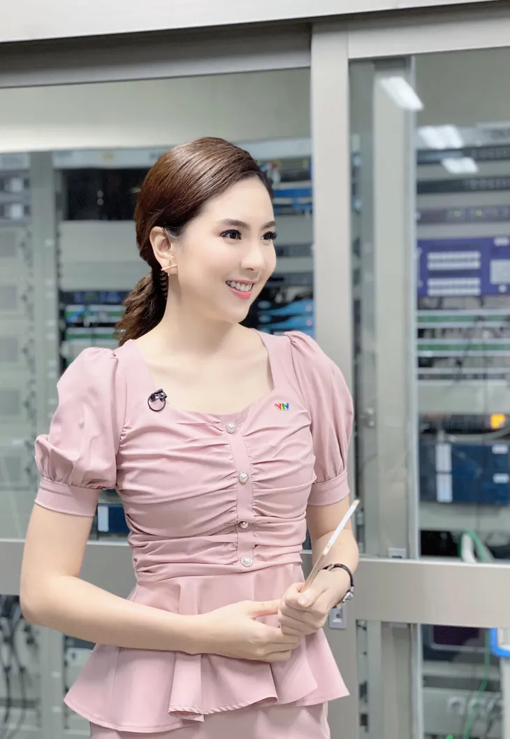 Học lỏm bí quyết diện đồ công sở đẹp từ BTV Mai Ngọc - Ảnh 21. Học lỏm bí quyết diện đồ công sở đẹp từ BTV Mai Ngọc - Ảnh 21.