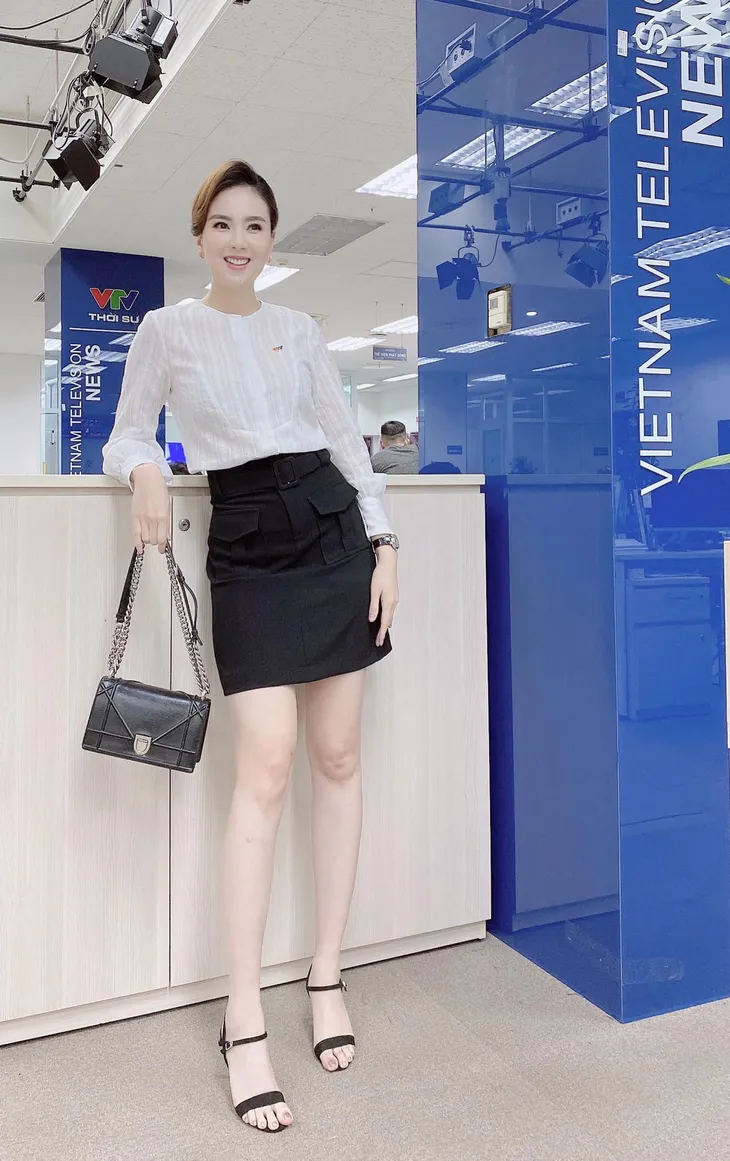 Học lỏm bí quyết diện đồ công sở đẹp từ BTV Mai Ngọc - Ảnh 20. Học lỏm bí quyết diện đồ công sở đẹp từ BTV Mai Ngọc - Ảnh 20.