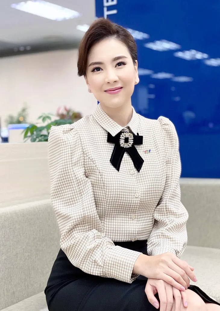 Học lỏm bí quyết diện đồ công sở đẹp từ BTV Mai Ngọc - Ảnh 16. Học lỏm bí quyết diện đồ công sở đẹp từ BTV Mai Ngọc - Ảnh 16.