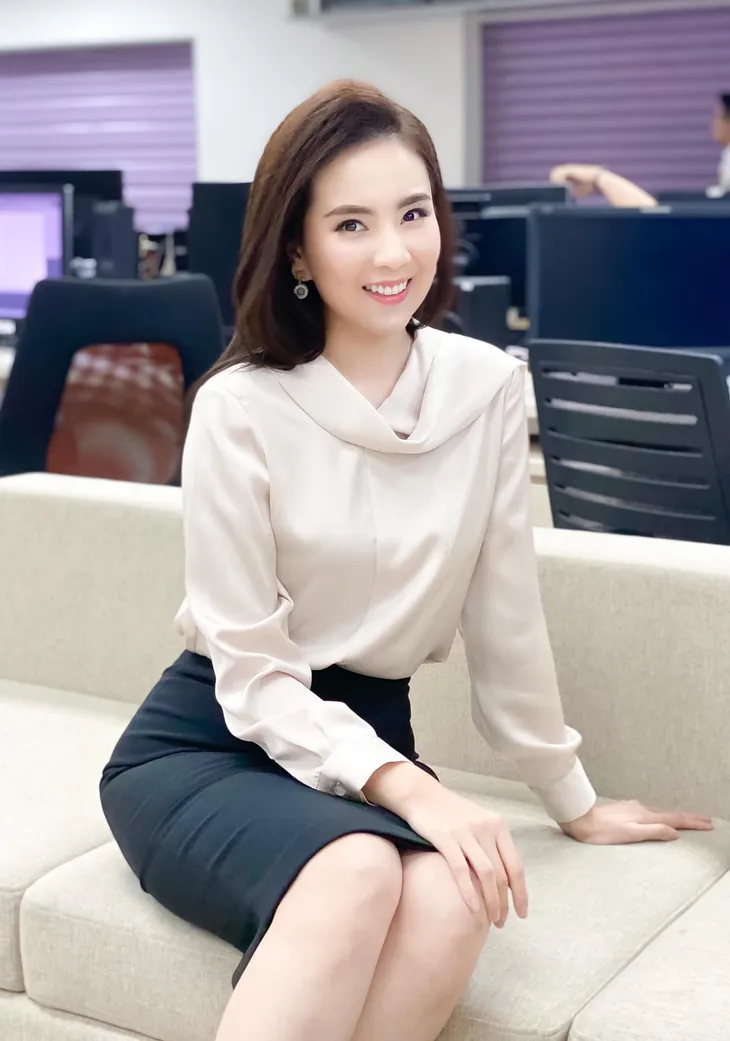 Học lỏm bí quyết diện đồ công sở đẹp từ BTV Mai Ngọc - Ảnh 15. Học lỏm bí quyết diện đồ công sở đẹp từ BTV Mai Ngọc - Ảnh 15.