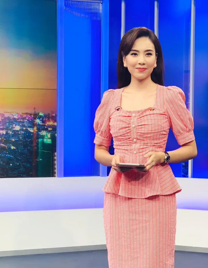 Học lỏm bí quyết diện đồ công sở đẹp từ BTV Mai Ngọc - Ảnh 13. Học lỏm bí quyết diện đồ công sở đẹp từ BTV Mai Ngọc - Ảnh 13.