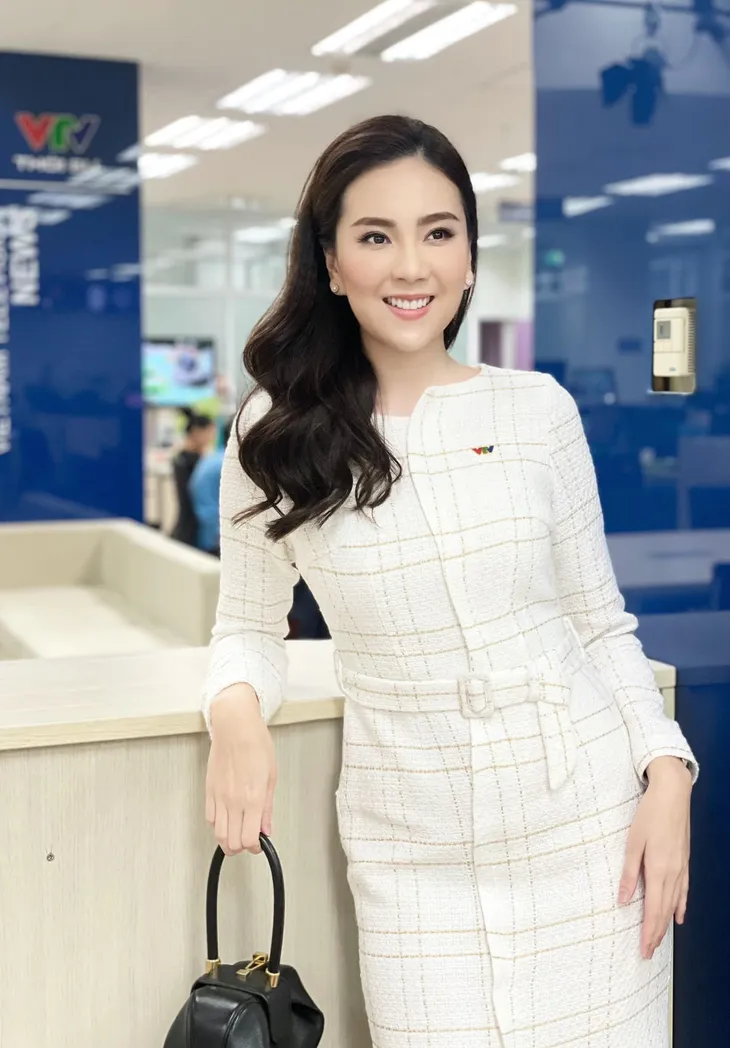 Học lỏm bí quyết diện đồ công sở đẹp từ BTV Mai Ngọc - Ảnh 12. Học lỏm bí quyết diện đồ công sở đẹp từ BTV Mai Ngọc - Ảnh 12.