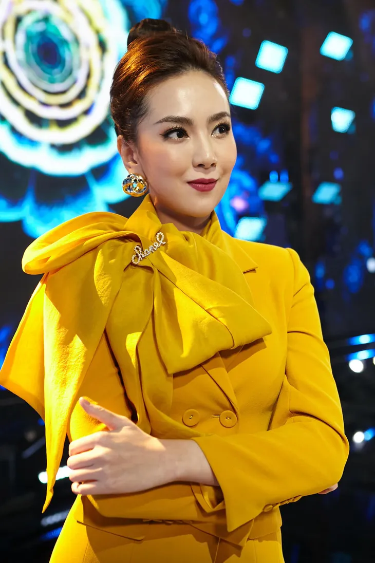 Học lỏm bí quyết diện đồ công sở đẹp từ BTV Mai Ngọc - Ảnh 10. Học lỏm bí quyết diện đồ công sở đẹp từ BTV Mai Ngọc - Ảnh 10.