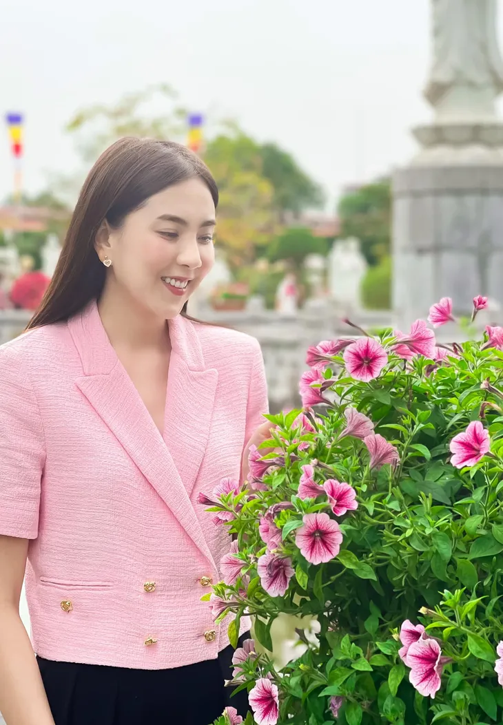 Học lỏm bí quyết diện đồ công sở đẹp từ BTV Mai Ngọc - Ảnh 8. Học lỏm bí quyết diện đồ công sở đẹp từ BTV Mai Ngọc - Ảnh 8.