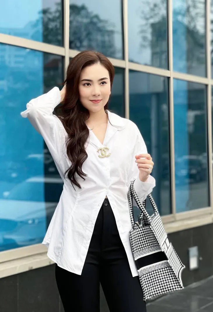 Học lỏm bí quyết diện đồ công sở đẹp từ BTV Mai Ngọc - Ảnh 6. Học lỏm bí quyết diện đồ công sở đẹp từ BTV Mai Ngọc - Ảnh 6.
