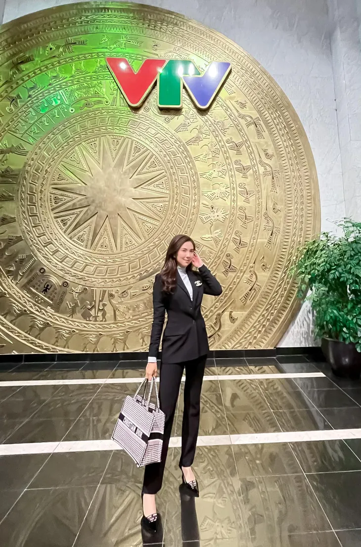 Học lỏm bí quyết diện đồ công sở đẹp từ BTV Mai Ngọc - Ảnh 4. Học lỏm bí quyết diện đồ công sở đẹp từ BTV Mai Ngọc - Ảnh 4.