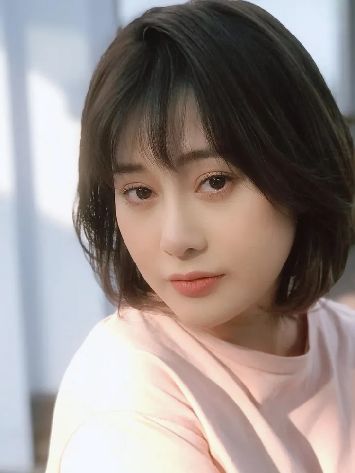 Phương Oanh khiến khán giả mê mệt khi để tóc ngắn cá tính trong Hương vị tình thân - Ảnh 2. Phương Oanh khiến khán giả mê mệt khi để tóc ngắn cá tính trong Hương vị tình thân - Ảnh 2.