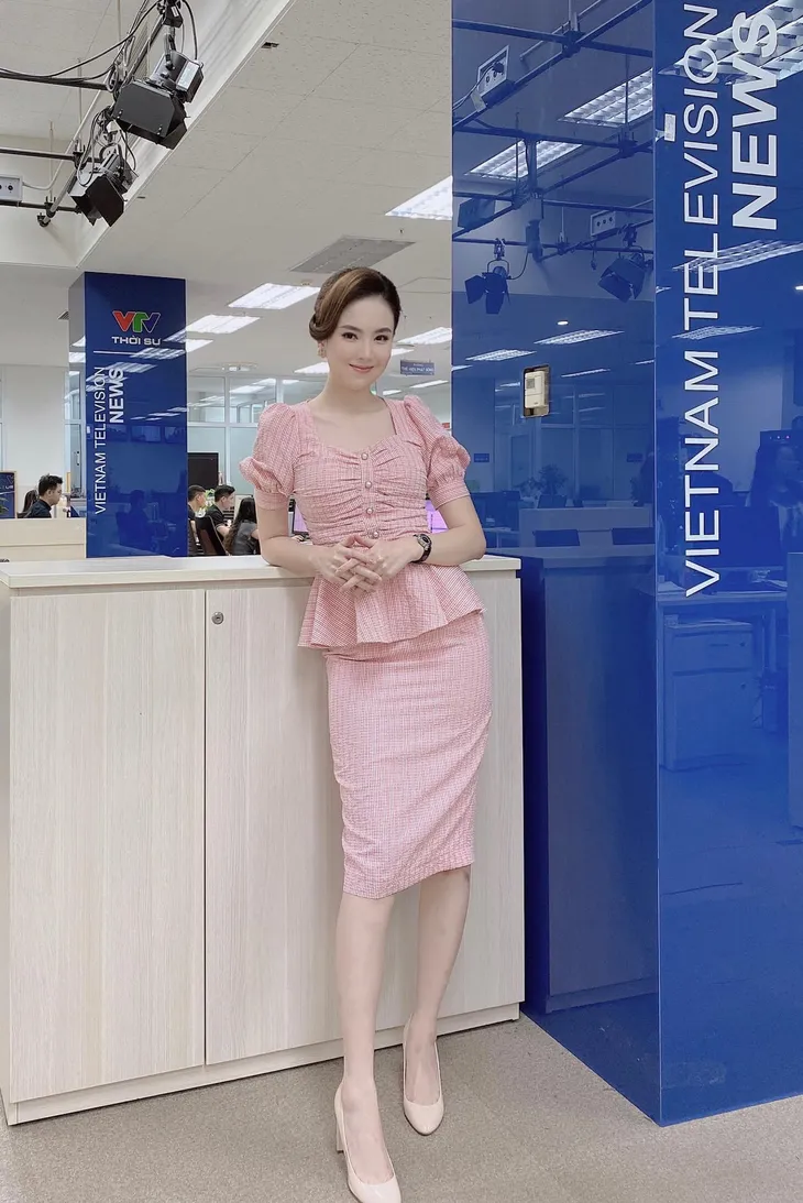 Học lỏm bí quyết diện đồ công sở đẹp từ BTV Mai Ngọc - Ảnh 1. Học lỏm bí quyết diện đồ công sở đẹp từ BTV Mai Ngọc - Ảnh 1.