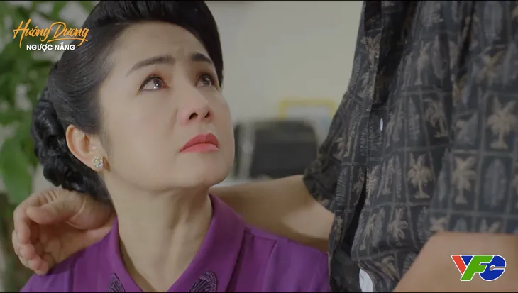 Hướng dương ngược nắng - Tập 67: Lạ thay ông Quân phanh áo còn thân mật ôm và hôn bà Cúc - Ảnh 5. Hướng dương ngược nắng - Tập 67: Lạ thay ông Quân phanh áo còn thân mật ôm và hôn bà Cúc - Ảnh 5.