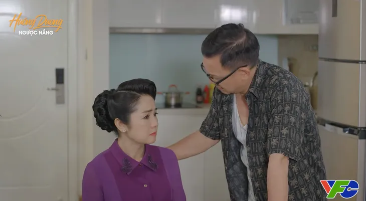 Hướng dương ngược nắng - Tập 67: Lạ thay ông Quân phanh áo còn thân mật ôm và hôn bà Cúc - Ảnh 2. Hướng dương ngược nắng - Tập 67: Lạ thay ông Quân phanh áo còn thân mật ôm và hôn bà Cúc - Ảnh 2.