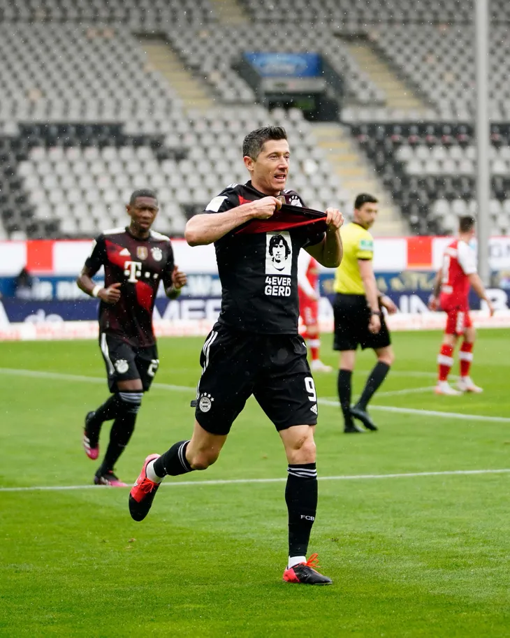 Lewandowski cân bằng kỷ lục tồn tại 49 năm ở Bundesliga - Ảnh 2. Lewandowski cân bằng kỷ lục tồn tại 49 năm ở Bundesliga - Ảnh 2.