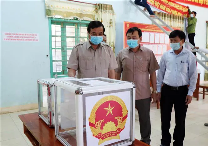 Bầu cử sớm ở vùng biên giới - Ảnh 4. Bầu cử sớm ở vùng biên giới - Ảnh 4.