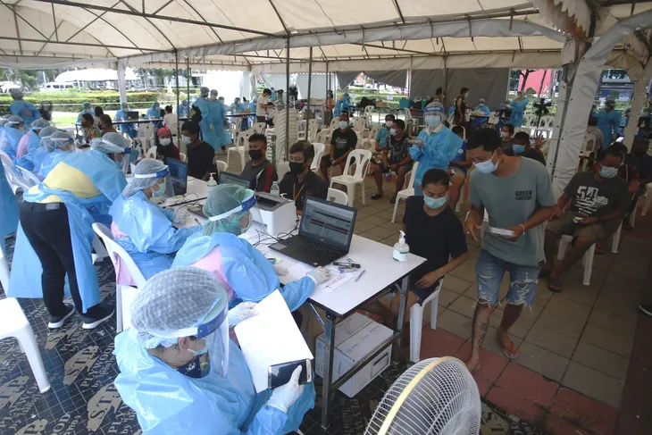 Hơn 163,6 triệu người mắc COVID-19 trên thế giới, nhiều nước Đông Nam Á có số ca nhiễm mới giảm - Ảnh 2. Hơn 163,6 triệu người mắc COVID-19 trên thế giới, nhiều nước Đông Nam Á có số ca nhiễm mới giảm - Ảnh 2.