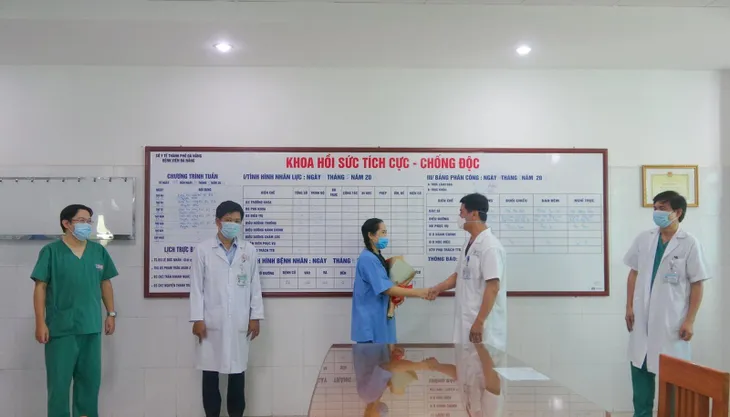 Nữ điều dưỡng sốc phản vệ sau tiêm vaccine COVID-19 đã xuất viện - Ảnh 1. Nữ điều dưỡng sốc phản vệ sau tiêm vaccine COVID-19 đã xuất viện - Ảnh 1.