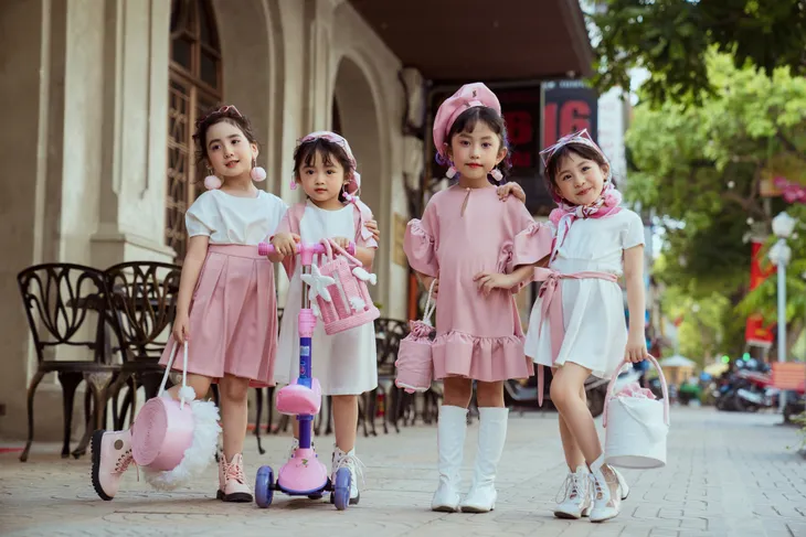 Bộ ảnh thời trang của 4 ‘quý cô nhí’ sành điệu gây sốt - Ảnh 4. Bộ ảnh thời trang của 4 ‘quý cô nhí’ sành điệu gây sốt - Ảnh 4.