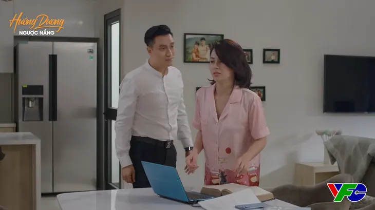 Hướng dương ngược nắng - Tập 68: Minh nhỡ mồm xưng tôi thay vì em, Hoàng hôn ngay lập tức - Ảnh 2. Hướng dương ngược nắng - Tập 68: Minh nhỡ mồm xưng tôi thay vì em, Hoàng hôn ngay lập tức - Ảnh 2.