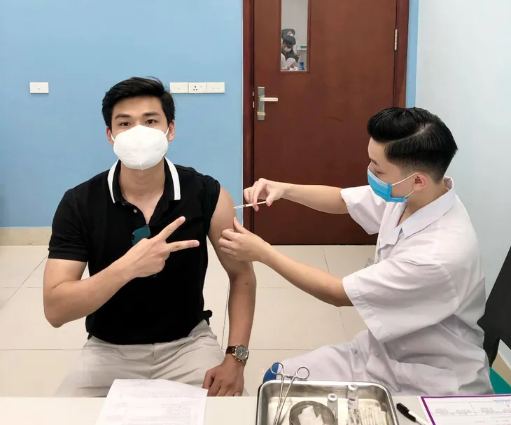 Loạt BTV, PV của VTV hào hứng đi tiêm vaccine ngừa COVID-19 - Ảnh 8. Loạt BTV, PV của VTV hào hứng đi tiêm vaccine ngừa COVID-19 - Ảnh 8.