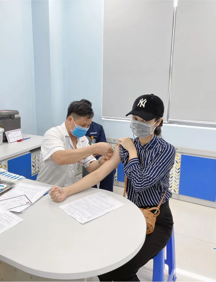 Loạt BTV, PV của VTV hào hứng đi tiêm vaccine ngừa COVID-19 - Ảnh 5. Loạt BTV, PV của VTV hào hứng đi tiêm vaccine ngừa COVID-19 - Ảnh 5.