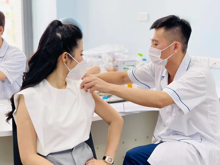 Loạt BTV, PV của VTV hào hứng đi tiêm vaccine ngừa COVID-19 - Ảnh 2. Loạt BTV, PV của VTV hào hứng đi tiêm vaccine ngừa COVID-19 - Ảnh 2.