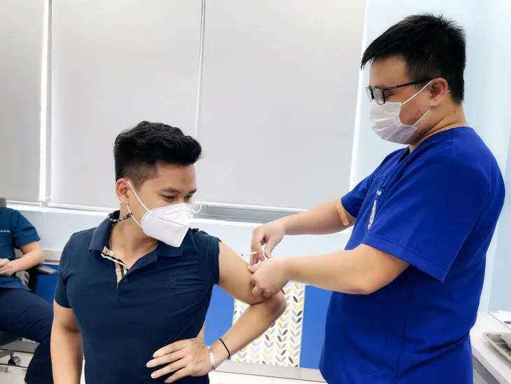 Loạt BTV, PV của VTV hào hứng đi tiêm vaccine ngừa COVID-19 - Ảnh 1. Loạt BTV, PV của VTV hào hứng đi tiêm vaccine ngừa COVID-19 - Ảnh 1.
