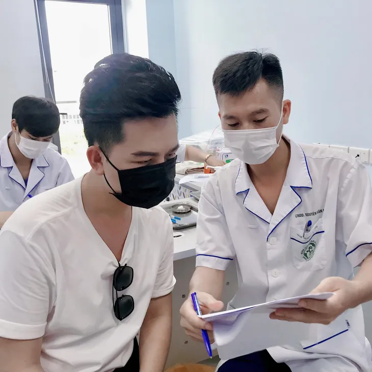 Loạt BTV, PV của VTV hào hứng đi tiêm vaccine ngừa COVID-19 - Ảnh 6. Loạt BTV, PV của VTV hào hứng đi tiêm vaccine ngừa COVID-19 - Ảnh 6.