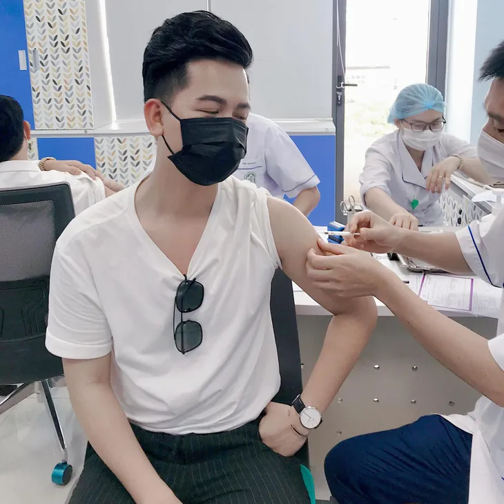 Loạt BTV, PV của VTV hào hứng đi tiêm vaccine ngừa COVID-19 - Ảnh 7. Loạt BTV, PV của VTV hào hứng đi tiêm vaccine ngừa COVID-19 - Ảnh 7.