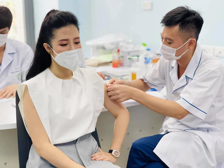 Loạt BTV, PV của VTV hào hứng đi tiêm vaccine ngừa COVID-19 - Ảnh 3. Loạt BTV, PV của VTV hào hứng đi tiêm vaccine ngừa COVID-19 - Ảnh 3.