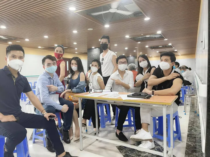 Loạt BTV, PV của VTV hào hứng đi tiêm vaccine ngừa COVID-19 - Ảnh 4. Loạt BTV, PV của VTV hào hứng đi tiêm vaccine ngừa COVID-19 - Ảnh 4.