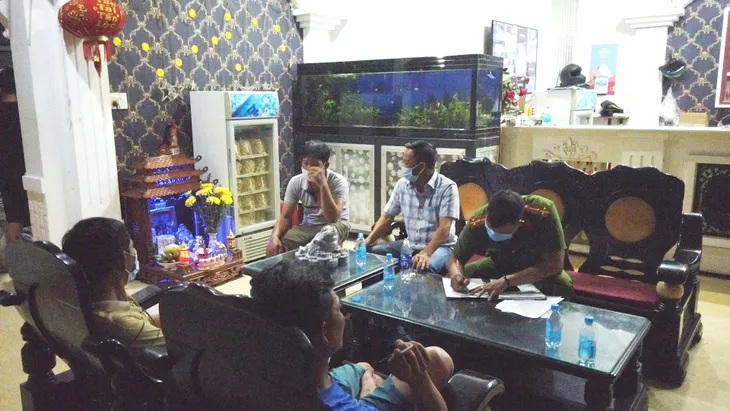 Vi phạm quy định phòng dịch COVID-19, một quán karaoke bị phạt 25 triệu đồng - Ảnh 1. Vi phạm quy định phòng dịch COVID-19, một quán karaoke bị phạt 25 triệu đồng - Ảnh 1.