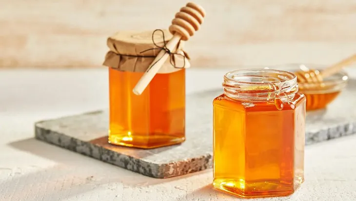 Sinh kế nhiều gia đình gặp khó nếu mật ong Việt Nam bị Mỹ áp thuế bán phá giá - Ảnh 1. Sinh kế nhiều gia đình gặp khó nếu mật ong Việt Nam bị Mỹ áp thuế bán phá giá - Ảnh 1.