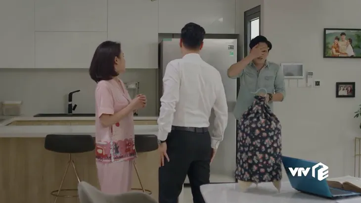 Hướng dương ngược nắng - Tập 68: Hoàng ôm hôn Minh tới tấp, Trí chốt đơn Ngọc, chỉ còn Châu - Kiên cứ mãi dùng dằng - Ảnh 15. Hướng dương ngược nắng - Tập 68: Hoàng ôm hôn Minh tới tấp, Trí chốt đơn Ngọc, chỉ còn Châu - Kiên cứ mãi dùng dằng - Ảnh 15.