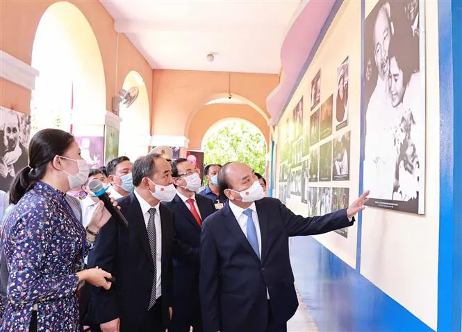 Chủ tịch nước Nguyễn Xuân Phúc dâng hương tưởng niệm Chủ tịch Hồ Chí Minh - Ảnh 1. Chủ tịch nước Nguyễn Xuân Phúc dâng hương tưởng niệm Chủ tịch Hồ Chí Minh - Ảnh 1.