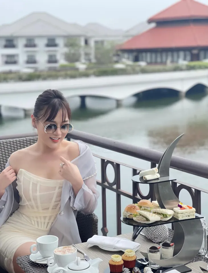 Dàn diễn viên Việt tuần qua: Hồng Diễm chỉ ở nhà, Phương Oanh tự nhủ bớt nghe bớt nói bớt nhìn - Ảnh 1. Dàn diễn viên Việt tuần qua: Hồng Diễm chỉ ở nhà, Phương Oanh tự nhủ bớt nghe bớt nói bớt nhìn - Ảnh 1.