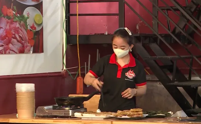 Lao động tự do xoay sở đủ nghề mưu sinh trong mùa dịch - Ảnh 1. Lao động tự do xoay sở đủ nghề mưu sinh trong mùa dịch - Ảnh 1.