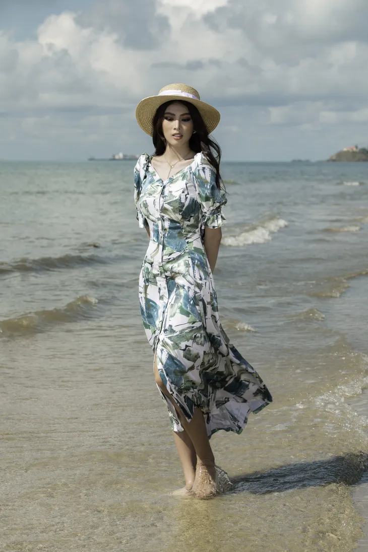 Á hậu Ngọc Thảo hóa nàng thơ trên bãi biển - Ảnh 1. Á hậu Ngọc Thảo hóa nàng thơ trên bãi biển - Ảnh 1.