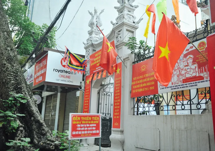 Nhiều di tích lịch sử Hà Nội được trang trí cờ hoa, chọn làm điểm bỏ phiếu - Ảnh 8. Nhiều di tích lịch sử Hà Nội được trang trí cờ hoa, chọn làm điểm bỏ phiếu - Ảnh 8.