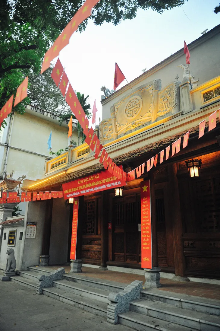 Nhiều di tích lịch sử Hà Nội được trang trí cờ hoa, chọn làm điểm bỏ phiếu - Ảnh 2. Nhiều di tích lịch sử Hà Nội được trang trí cờ hoa, chọn làm điểm bỏ phiếu - Ảnh 2.