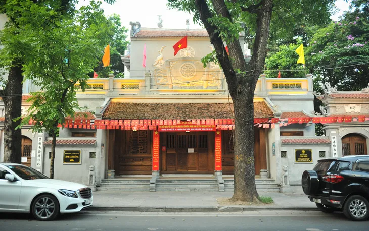 Nhiều di tích lịch sử Hà Nội được trang trí cờ hoa, chọn làm điểm bỏ phiếu - Ảnh 1. Nhiều di tích lịch sử Hà Nội được trang trí cờ hoa, chọn làm điểm bỏ phiếu - Ảnh 1.