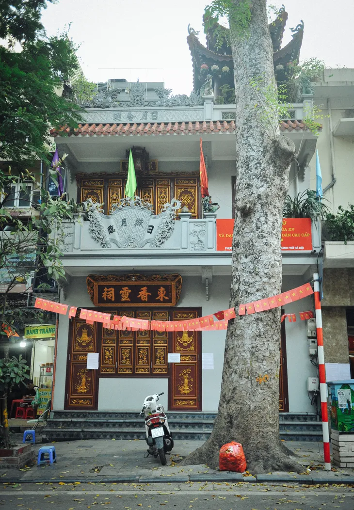 Nhiều di tích lịch sử Hà Nội được trang trí cờ hoa, chọn làm điểm bỏ phiếu - Ảnh 10. Nhiều di tích lịch sử Hà Nội được trang trí cờ hoa, chọn làm điểm bỏ phiếu - Ảnh 10.