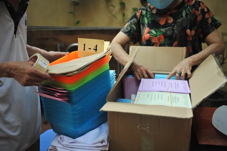 Nhiều di tích lịch sử Hà Nội được trang trí cờ hoa, chọn làm điểm bỏ phiếu - Ảnh 7. Nhiều di tích lịch sử Hà Nội được trang trí cờ hoa, chọn làm điểm bỏ phiếu - Ảnh 7.