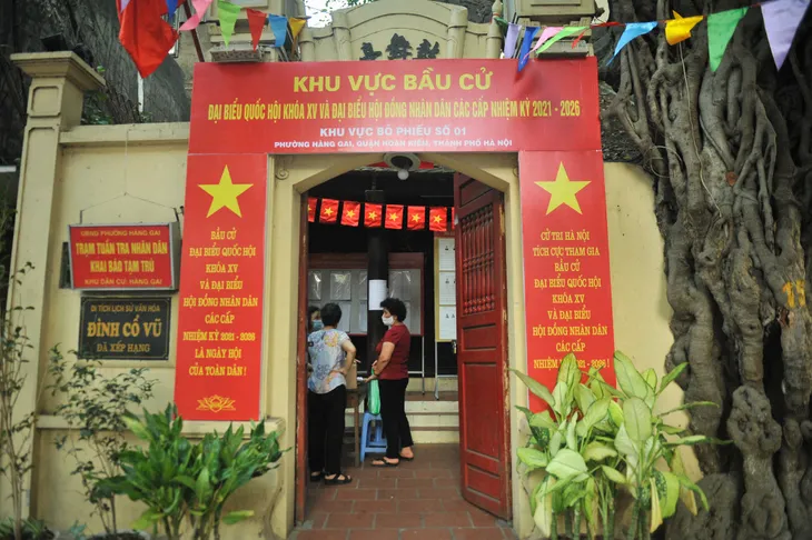 Nhiều di tích lịch sử Hà Nội được trang trí cờ hoa, chọn làm điểm bỏ phiếu - Ảnh 5. Nhiều di tích lịch sử Hà Nội được trang trí cờ hoa, chọn làm điểm bỏ phiếu - Ảnh 5.
