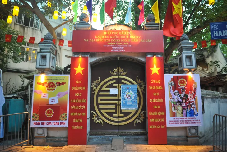 Nhiều di tích lịch sử Hà Nội được trang trí cờ hoa, chọn làm điểm bỏ phiếu - Ảnh 11. Nhiều di tích lịch sử Hà Nội được trang trí cờ hoa, chọn làm điểm bỏ phiếu - Ảnh 11.