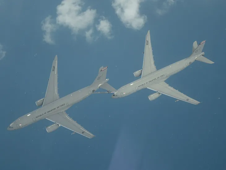 Hệ thống tiếp nhiên liệu tự động của máy bay vận tải Airbus A330 MRTT hoàn thành giai đoạn phát triển - Ảnh 1.