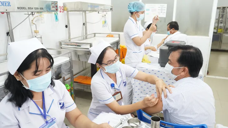 Cần hơn 25.000 tỷ đồng để mua vaccine COVID-19 - Ảnh 1. Cần hơn 25.000 tỷ đồng để mua vaccine COVID-19 - Ảnh 1.