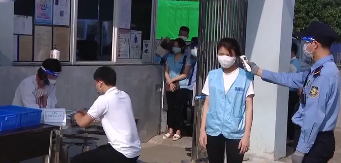 Tắt điều hòa, ăn trưa luân phiên để phòng dịch ở khu công nghiệp - Ảnh 1. Tắt điều hòa, ăn trưa luân phiên để phòng dịch ở khu công nghiệp - Ảnh 1.
