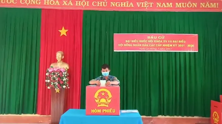 Thời tiết xấu, nhiều chiến sĩ Cảnh sát biển phải bơi vào đảo để bầu cử - Ảnh 1. Thời tiết xấu, nhiều chiến sĩ Cảnh sát biển phải bơi vào đảo để bầu cử - Ảnh 1.