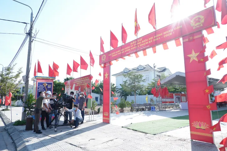 VTV8 nỗ lực mang đến những điều mới mẻ trong Cầu truyền hình Ngày hội bầu cử - Ảnh 3. VTV8 nỗ lực mang đến những điều mới mẻ trong Cầu truyền hình Ngày hội bầu cử - Ảnh 3.