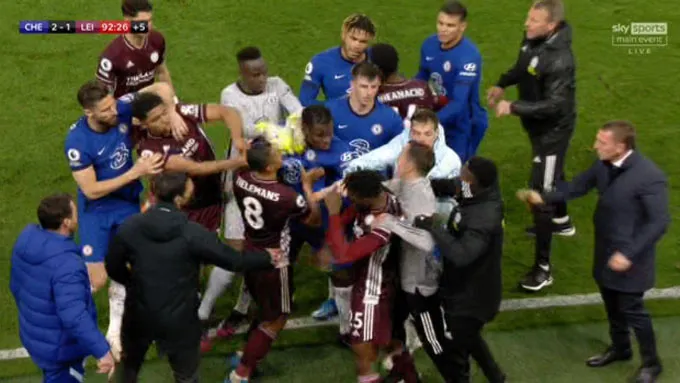 Chelsea và Leicester đối mặt án phạt sau màn xô xát cuối trận - Ảnh 1. Chelsea và Leicester đối mặt án phạt sau màn xô xát cuối trận - Ảnh 1.